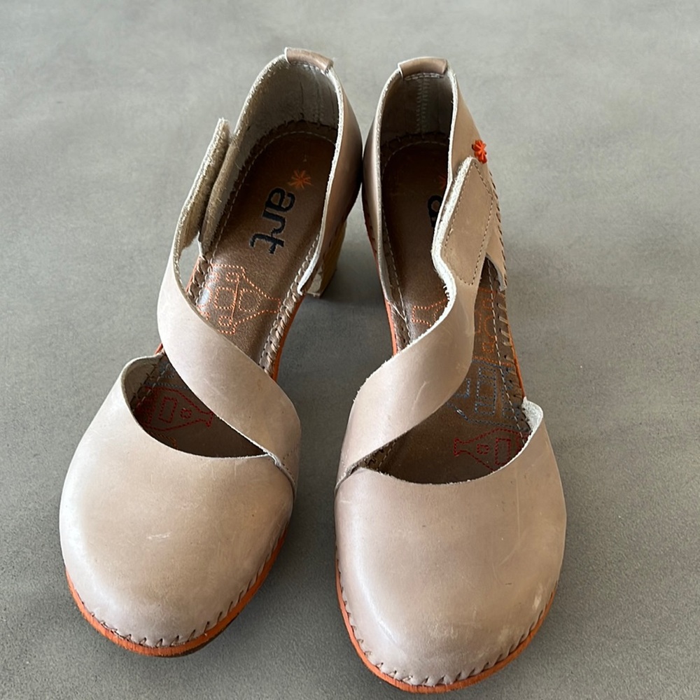 Like new and gently worn womens shoes by ART in size 39